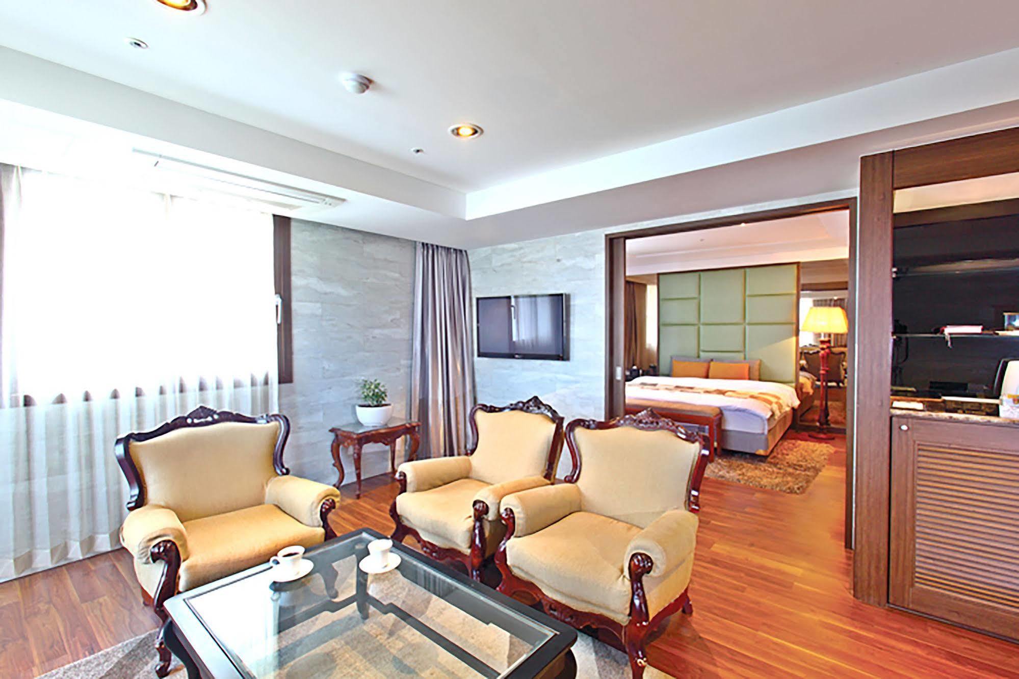Hotel International Changwon Exteriör bild